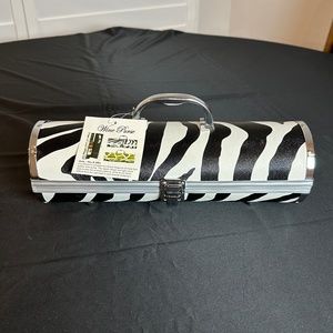 Fun and Stylish Wine Purse carrying case